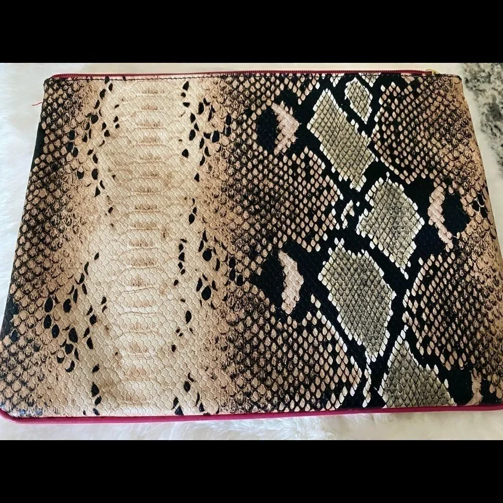 NWOT Estée Lauder Makeup pouch.